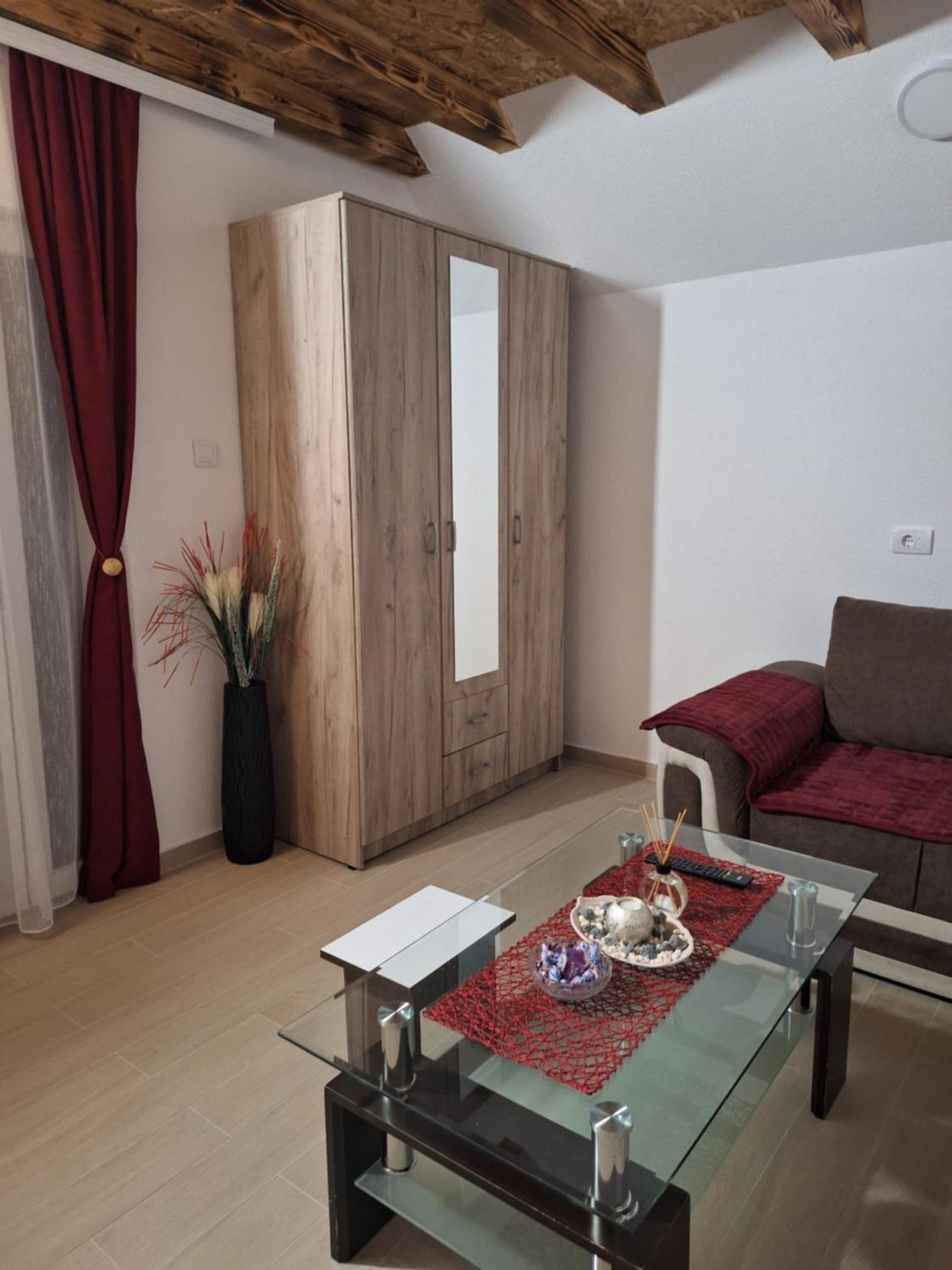 Apartmani Lena Pluzine Exterior photo