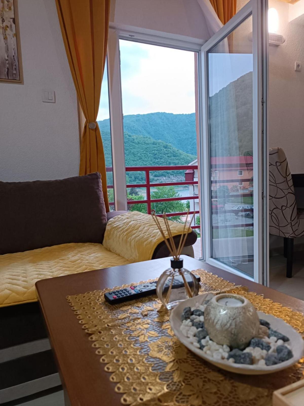 Apartmani Lena Pluzine Exterior photo